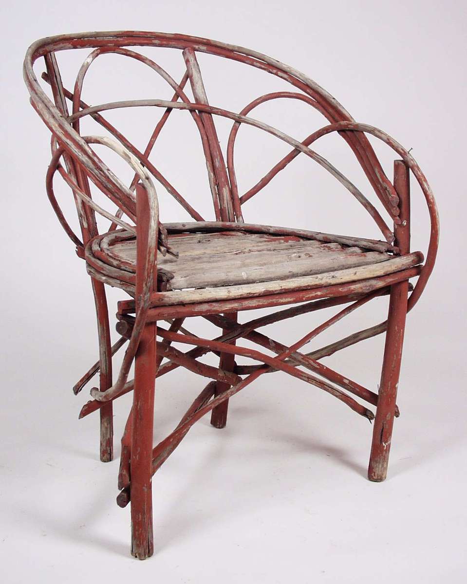 Stolene er av selje og har vært rødmalte. Stolene har buet rygg med armlener og rygg i ett.
