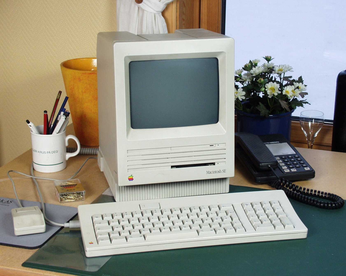 Datamaskin med innebygd hardisk, mus og tastatur.