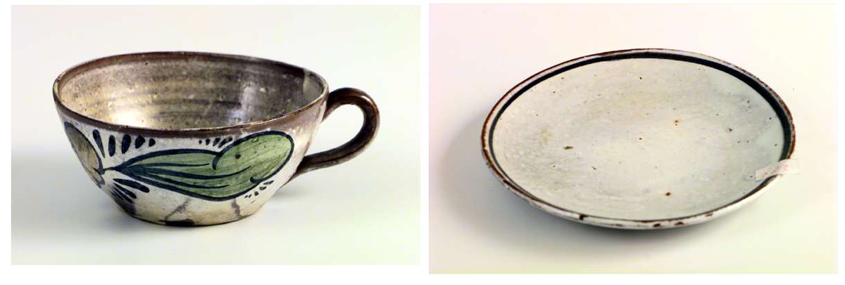 Kopp og skål i keramikk. Glasuren er gråhvit og ujevnt dekkende. Koppen har håndmalt dekor.