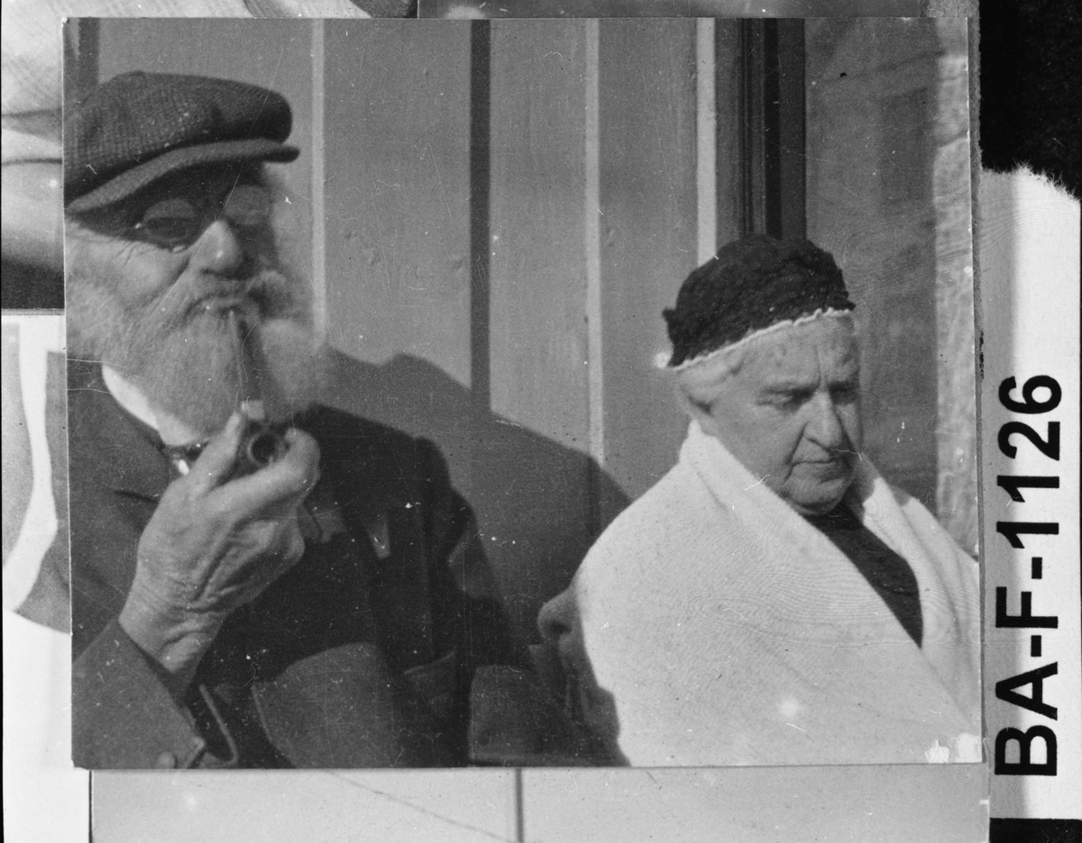 Fotomontasje i svart/hvitt rammet inn med glass og enkel trelist. Amatørbilder.