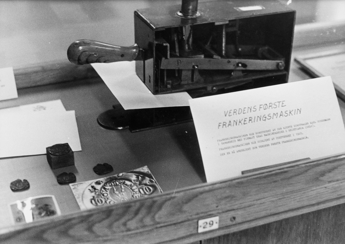 postmuseet, gjenstander, frankeringsmaskin, konstruert av Karl Uchermann, frankeringsmaskinen er avbildet i monter