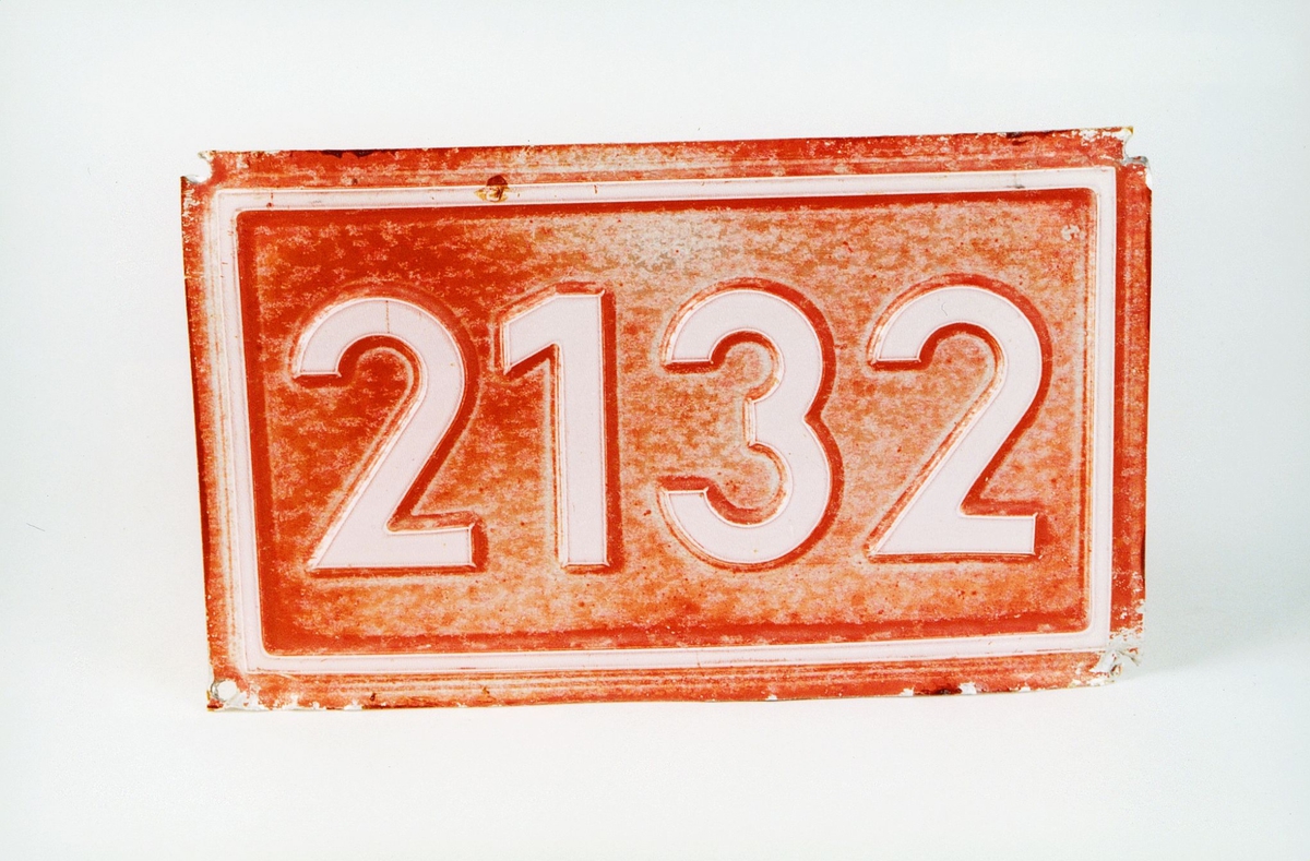 Postmuseet, gjenstander, skilt, stedskilt, nummerskilt, 2132 Fjellhaug.