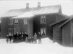 26.02.1910. Gården Smerud med personer. Gruppebilde, kvinner