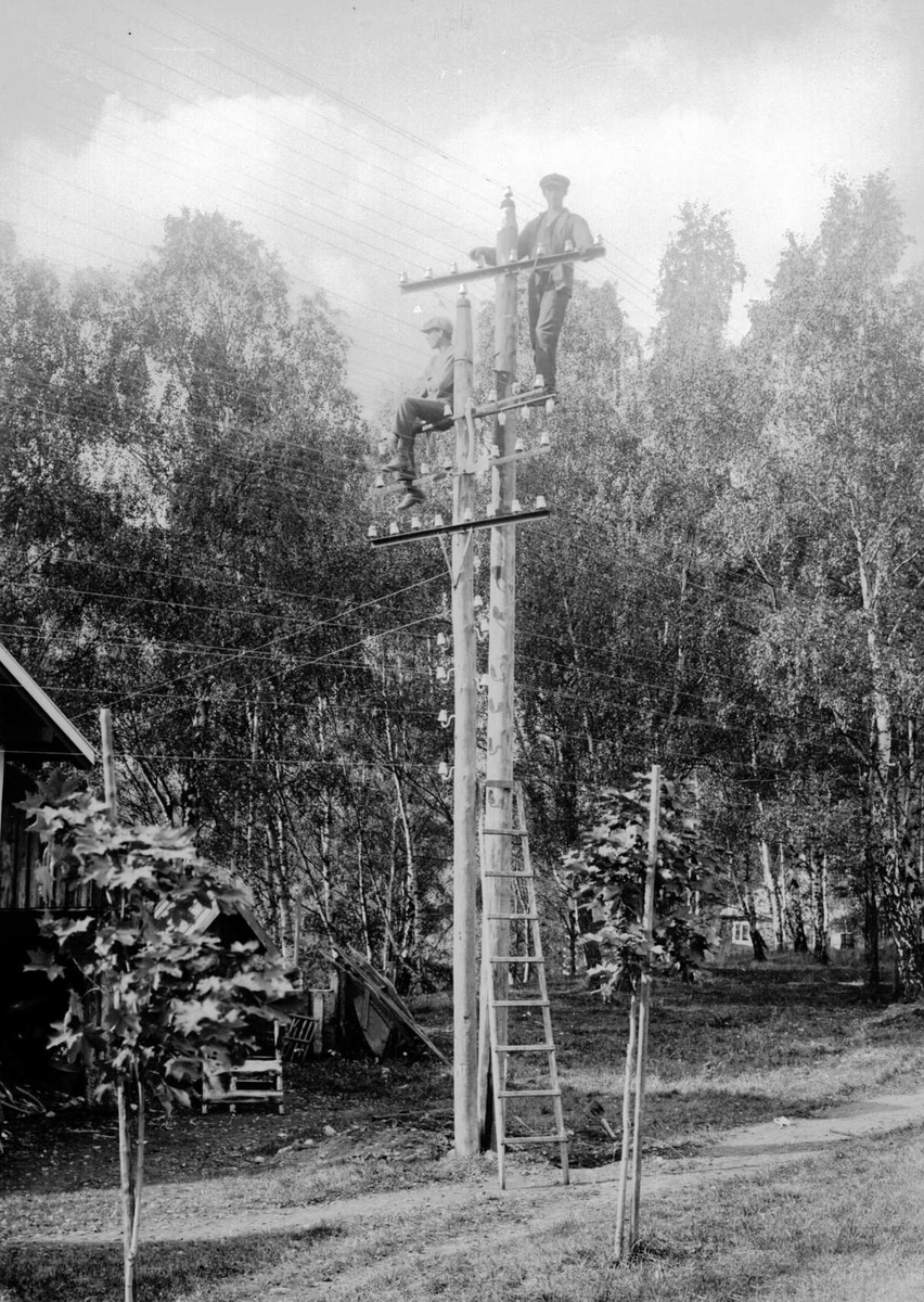 Kort: 1924  Øyer, Skaaden, telefonmontør i stolpe.          
Repro SS-SH. 1991:030:18.