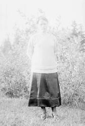 Kvinne i hage. Ingeborg.