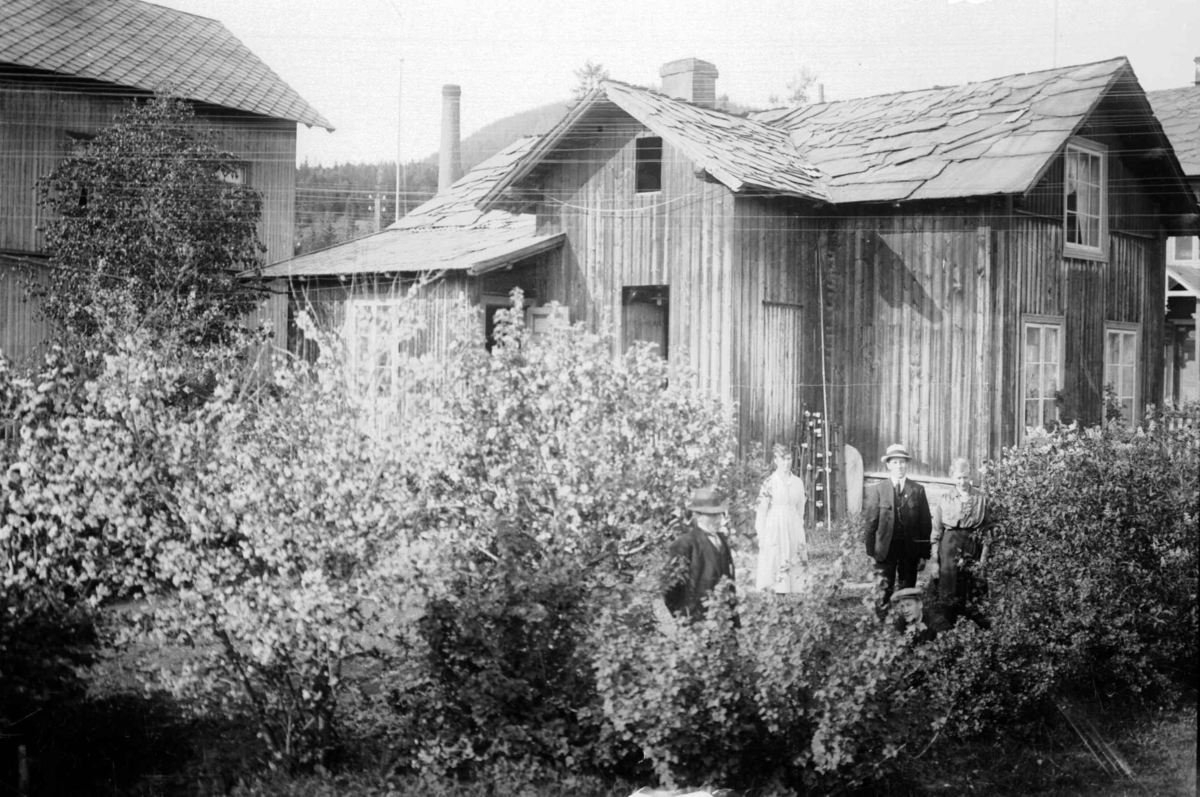 To menn og to kvinner utenfor et hus, muligens Vangenskaféen på Fåvang