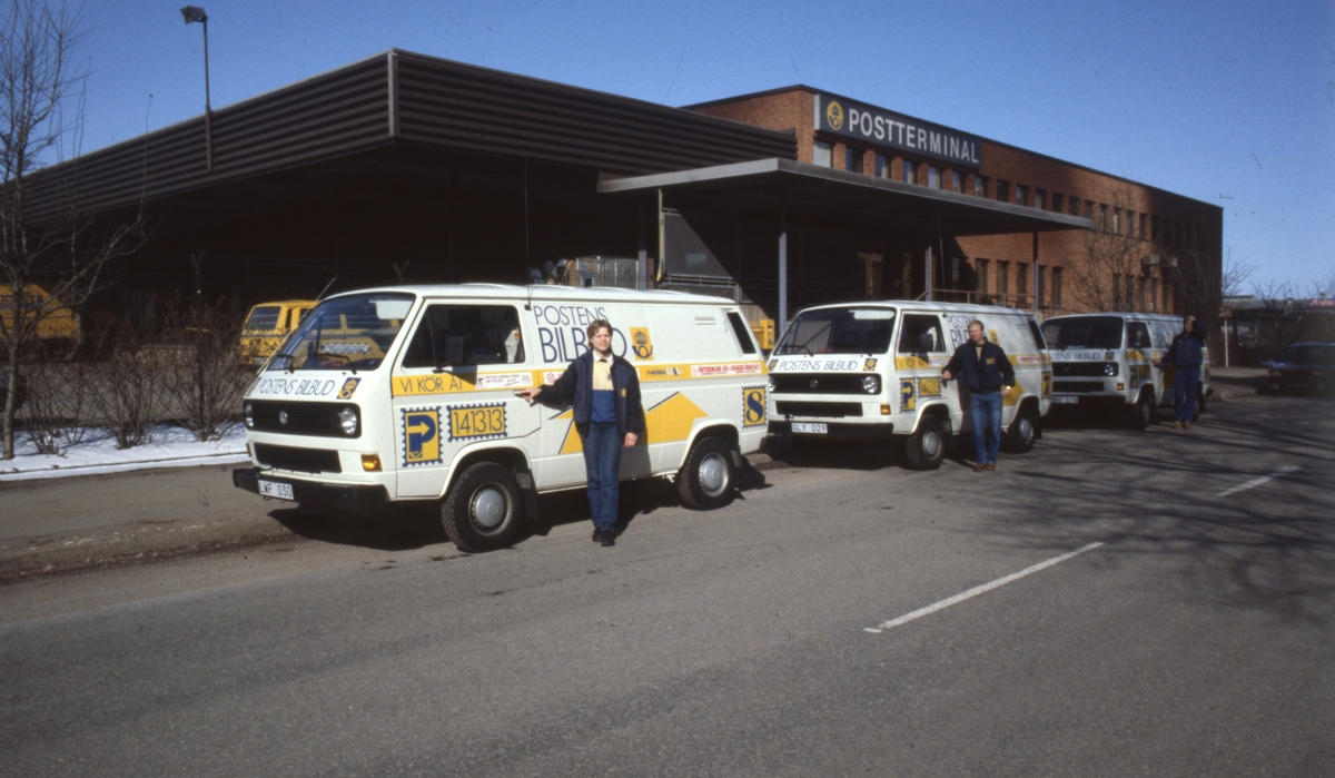 Tre postbussar med brevbärare utanför postterminalen. - Östergötlands ...