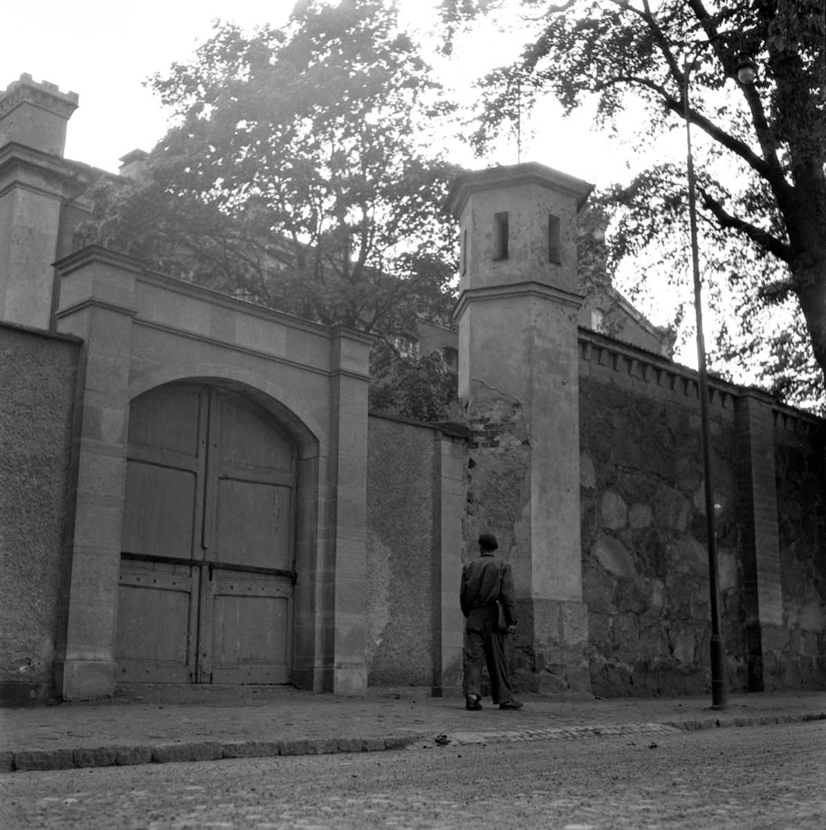 Fängelsemuren mot Gröngatan. Linköpings stads straff-fängelse. (LSSF)
Killen framför porten åker här in på grund att ha vägrat böter för att ha cyklat utan lyse. 20 dagar.