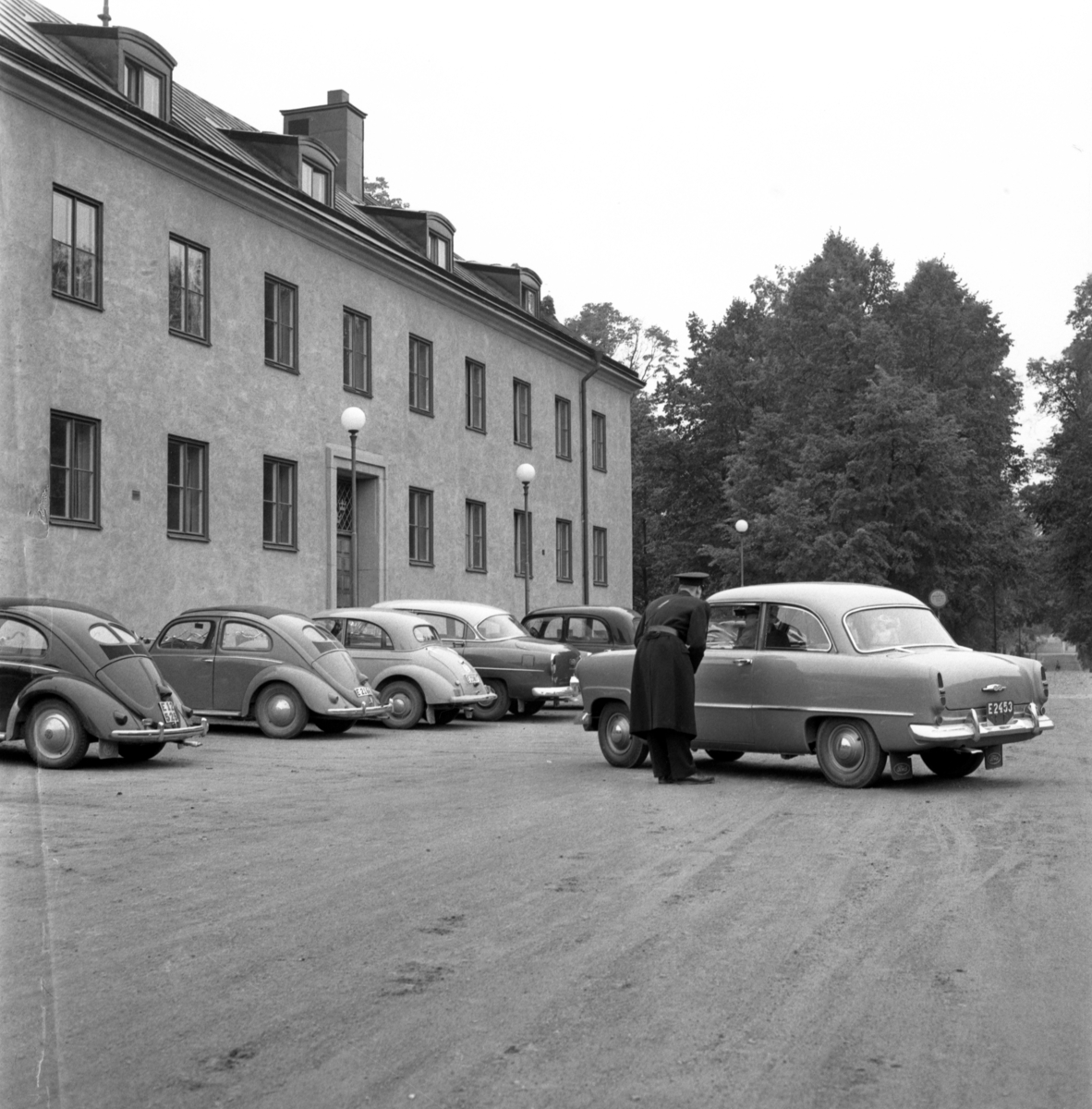 Bilparkering framför Telegrafverket.
Slottsannex