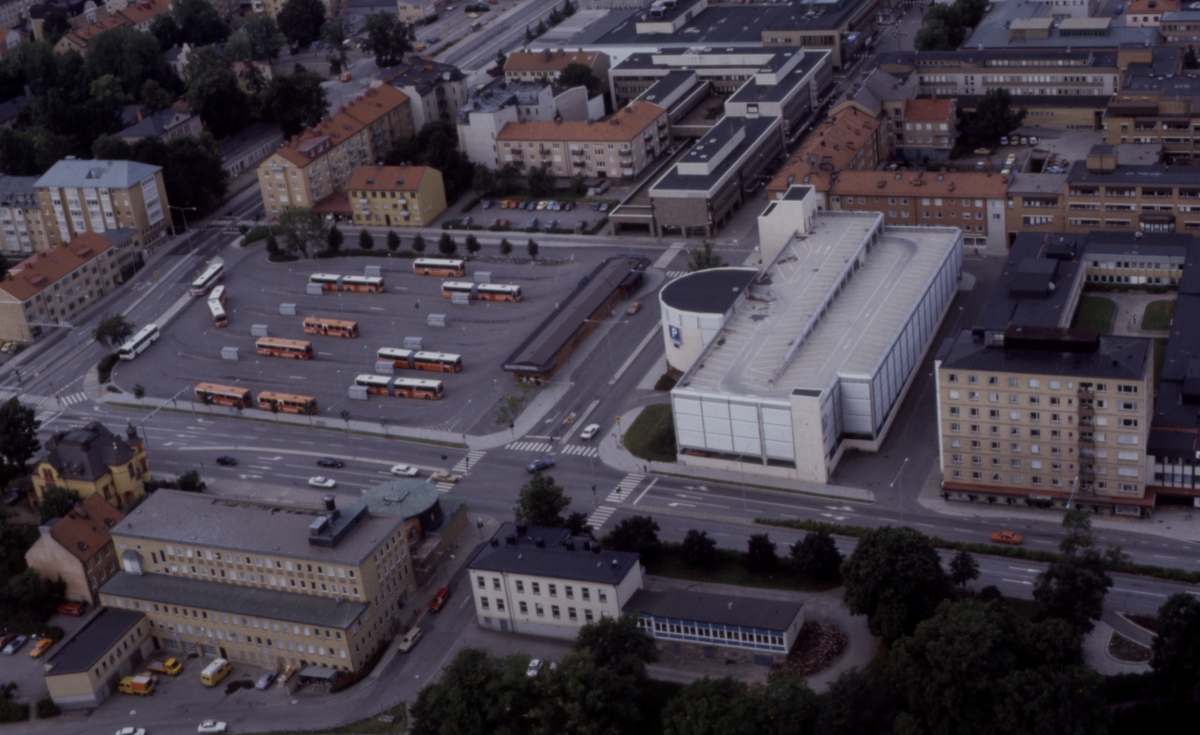 Flygvy över parkeringshuset Druvan och Magasinstorget samt gatukorsningen Hamngatan/Nygatan.