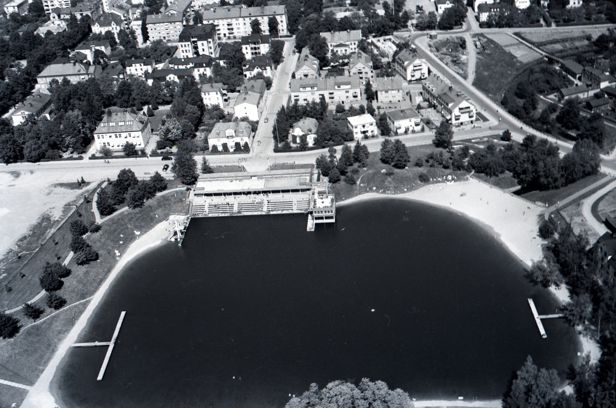Flygbild över Tinnerbäcksbadet.
Tinnerbäcksbadet öppnades den 19 juni 1938. Anläggningens slutliga utformning skapades av stadsarkitekten Sten Westholm. Den tidstypiska entré-, omklädnads- och restaurangbyggnaden är i stort ännu orörd sedan den uppfördes. Den drivande politiska kraften bakom badet var köpmannen Axel Brunsjö. I vissa kretsar kallades badet för Brunsjön, efter köpmannens stora engagemang för badet och som senare kom att bli badets föreståndare.