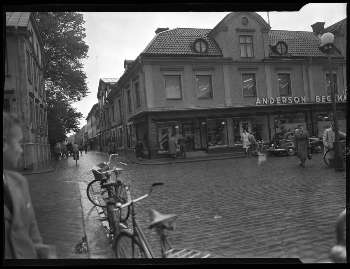 Einar Jagerwalls första bok, sid. 24: Platensgatan och ett hörn av Stora Torget./ Idag (1996) cykelaffär.