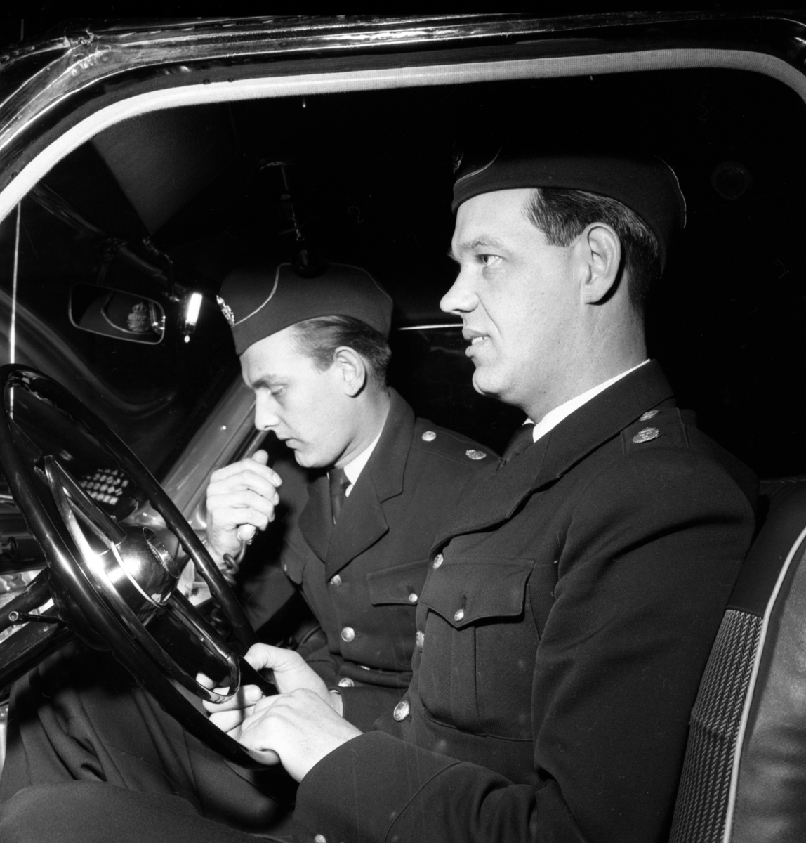 Polisman Helge Andersson (bakom ratten) och kollegan Larsson inspekterar en ny polisbil som är utrustad med radio.
