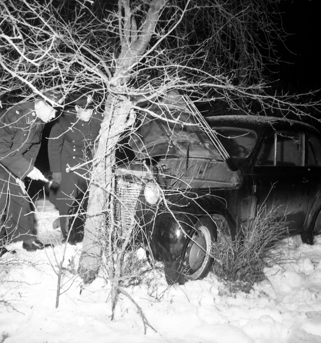 Efter att ha blivit jagade av poliser i radiobil, har ett par biltjuvar slutligen hejdats i Hackefors av ett träd.
Olycka. Singelolycka.