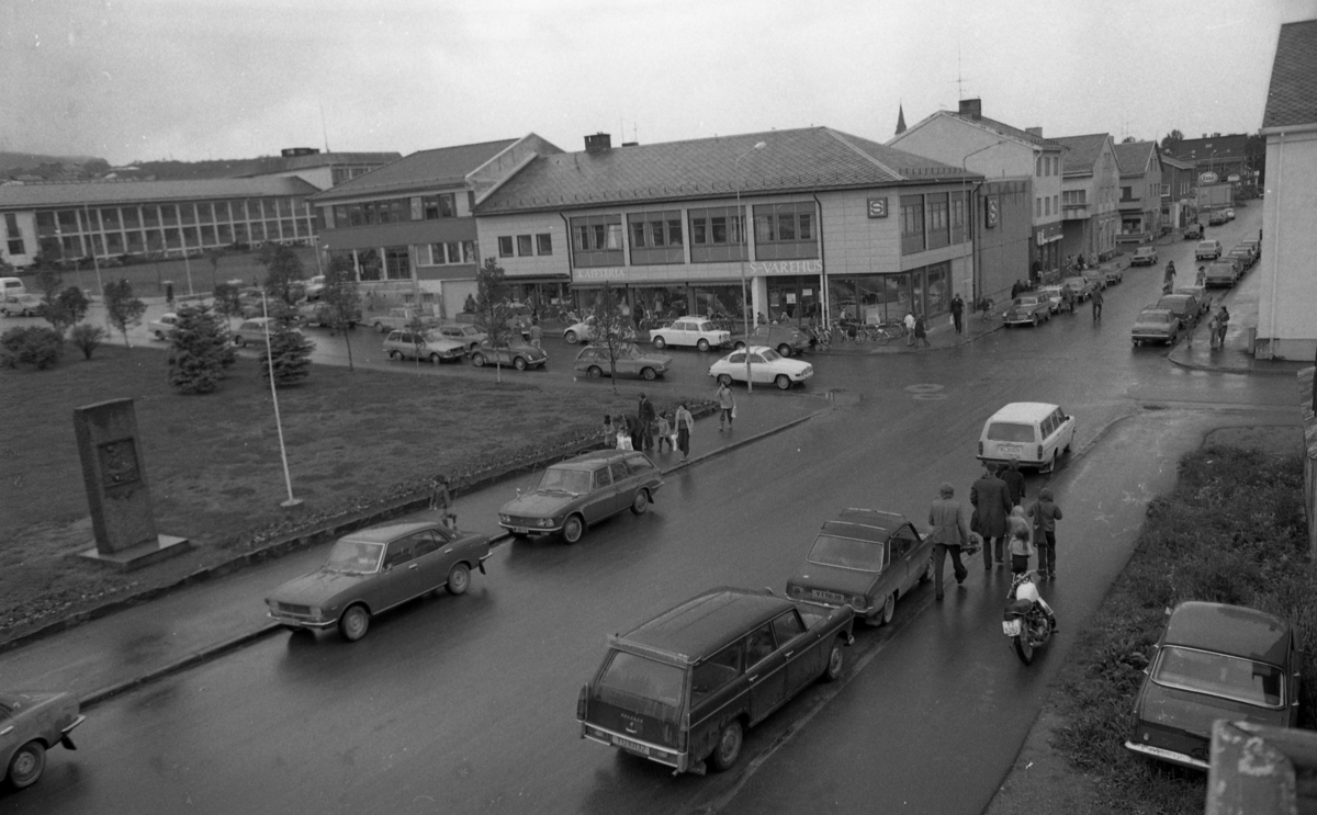 Kjøpmannsgata og Skolegata på Sortland 1975. Rådhuset bak til venstre, samvirkelaget i midten.