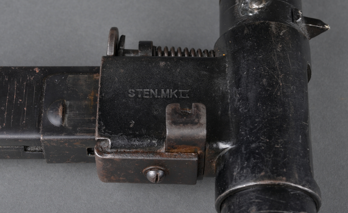 Stengun maskingevær eller maskinpistol. Magasinet sveist på til venstre på geværet. 
Engelsk, fra 2 verdenskrig. Stengun (STEN MKII), kaliber 9 x 19 mm. Mye brukt av norske hjemmestyrker.

MKII
Denne modellen var kun laget i stål og uten flammedemper og grep foran, og hadde utskiftbare løp. Noen fikk stokk i tre. Ca 2 millioner eksemplarer ble laget. Lengden var 762 mm, løpslengden var 196 mm og de veide 3.2 kg. Den kom også med lyddemper, da med modellnavnet Mark IIS. (Wikipedia)

Merket STENGUN MKII
