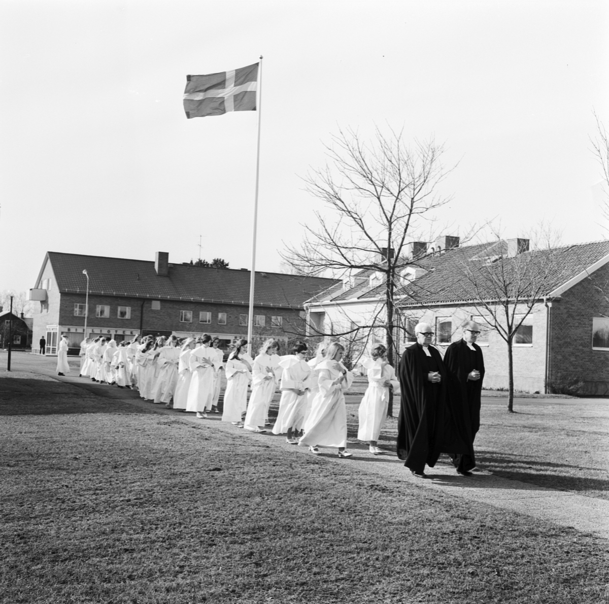 Konfirmationståg på väg till Tierps kyrka, Uppland 1969