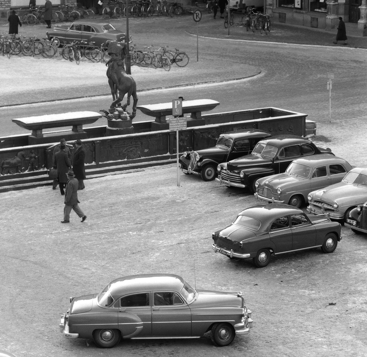 Bilparkering på Stora torget vid Folke Filbyter statyn, 1955.