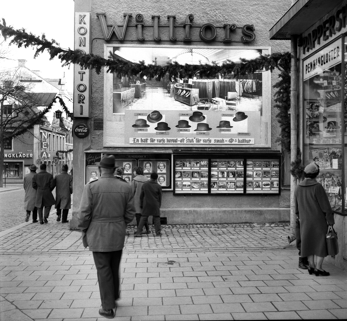 Reklamskyltar på husvägg vid Storgatan, 1957.