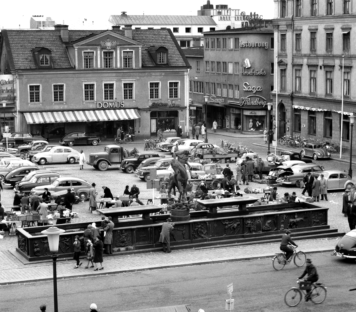Bilparkering på Stora torget med Folke Filbyter, 1960