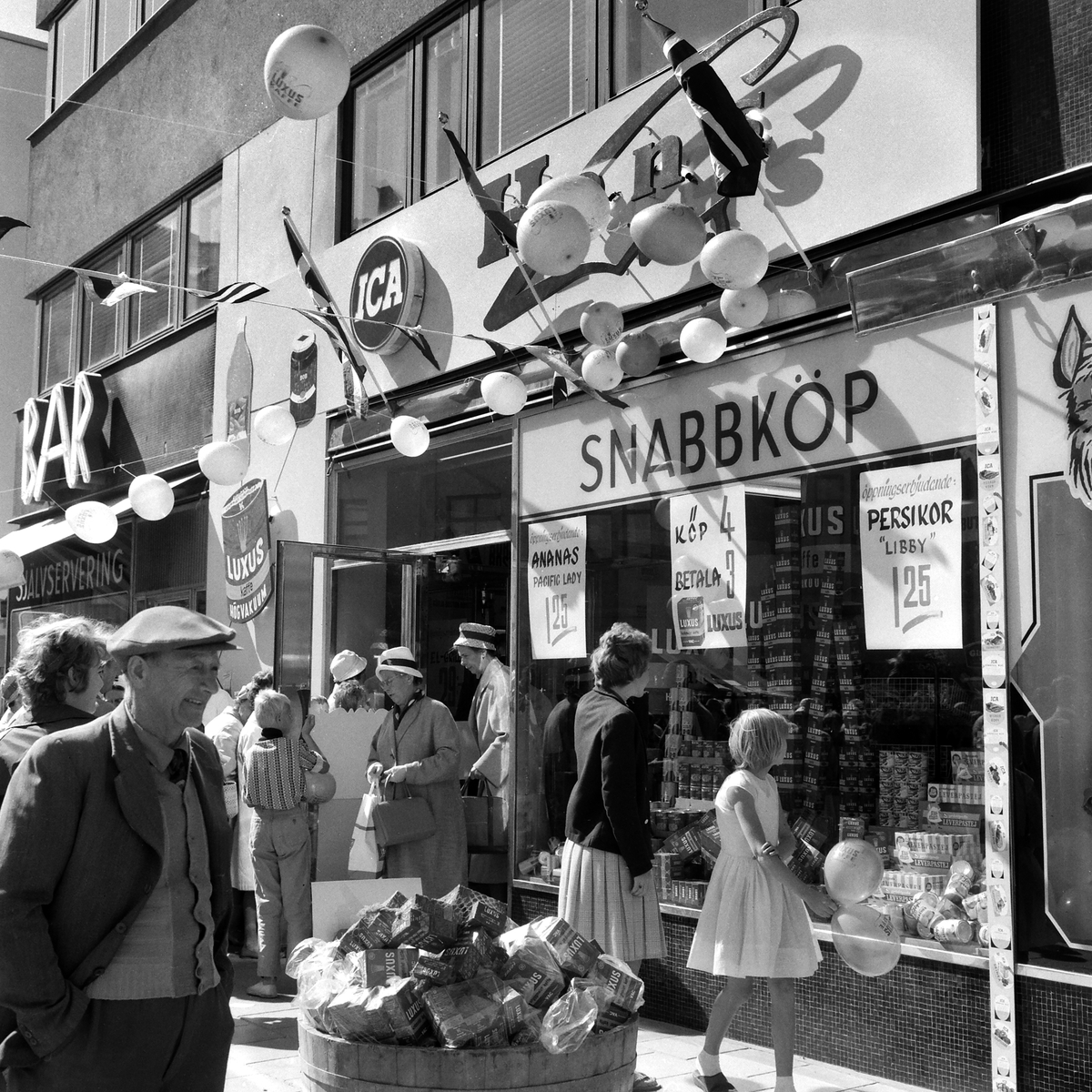 Festlig invigning av snabbköpet Hans Livs vid Djurgårdsgatan i Linköping. Året var 1962.