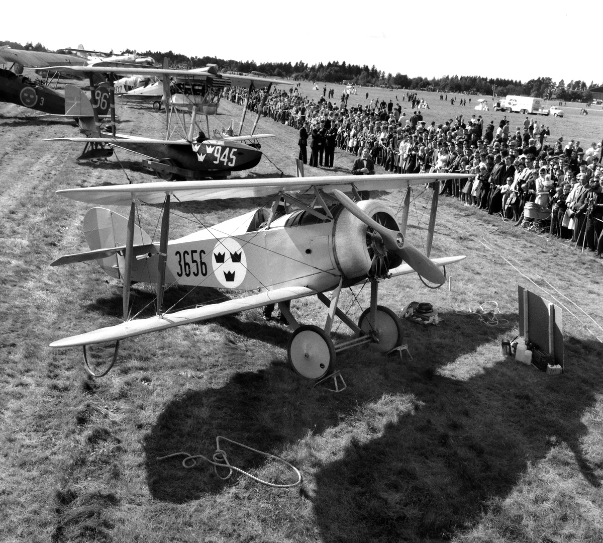 Till minne av den första militära flygningen i landet 1912, firades 50 år i luften med Flygets dag på Malmen 1962.