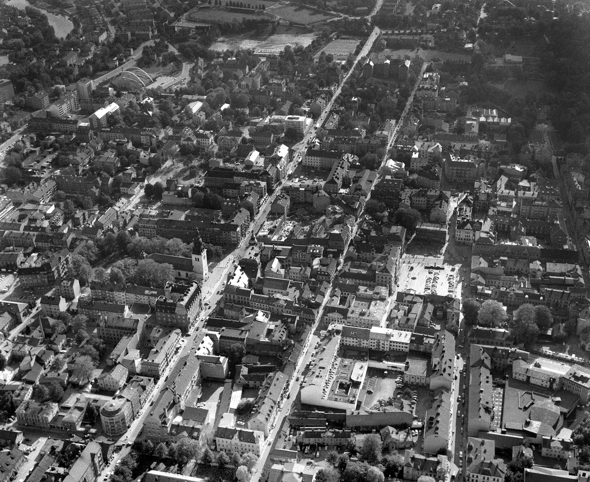 Flygbild över centrala delarna av Linköping med Sankt Larsgatan och Stora torget, 1963.