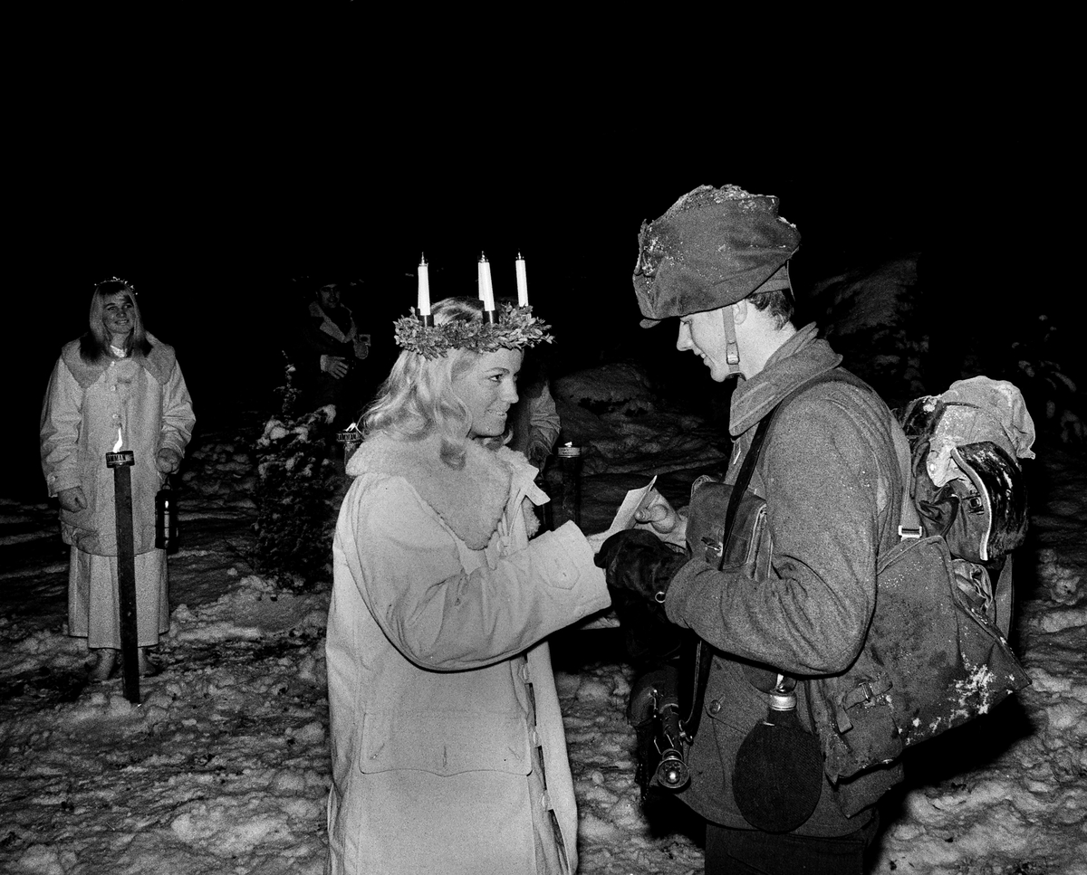 Linköpings lucia 1966 besöker militärer i fält.