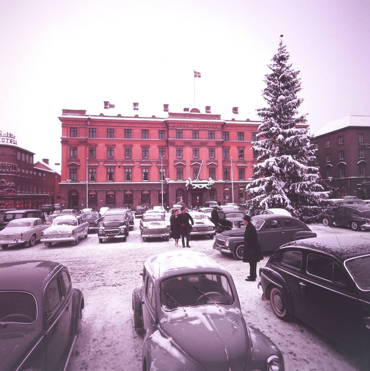 Stora hotellet vid Stora torget i vinterskrud, 1964.