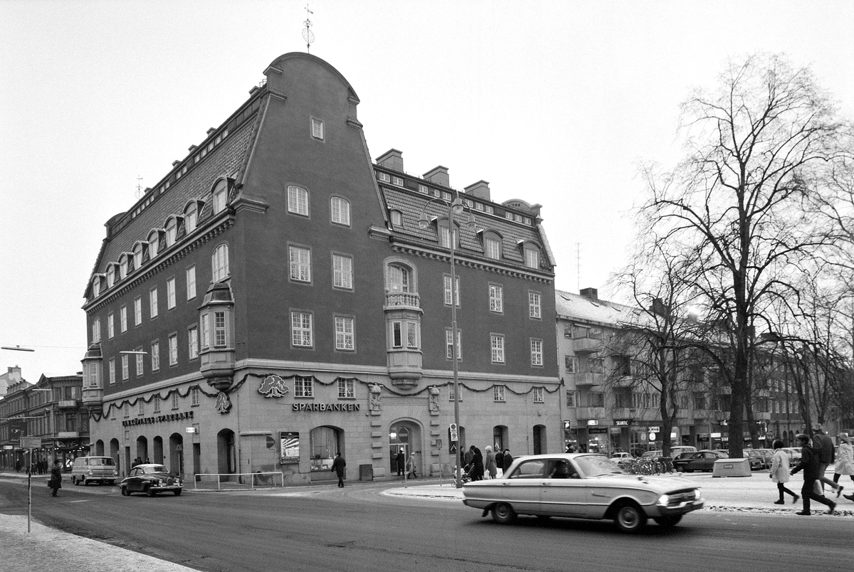 Sparbankshuset i korsningen Ågatan och Sankt Larsgatan, 1966.