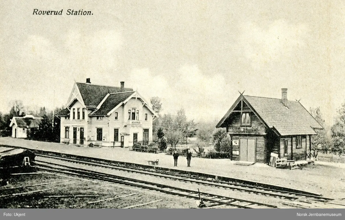 Roverud stasjon på Solørbanen. Stasjonspersonalet på plattformen