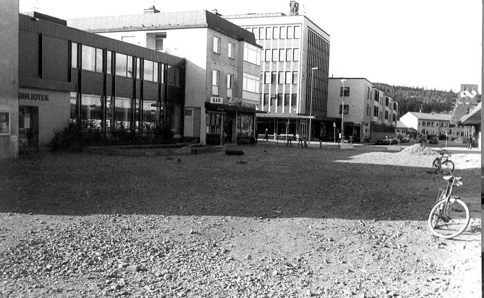 Torgets tillkomst i Kramfors. Här syns biblioteket och Gustafsons konditori. Till höger skymtar Domus.