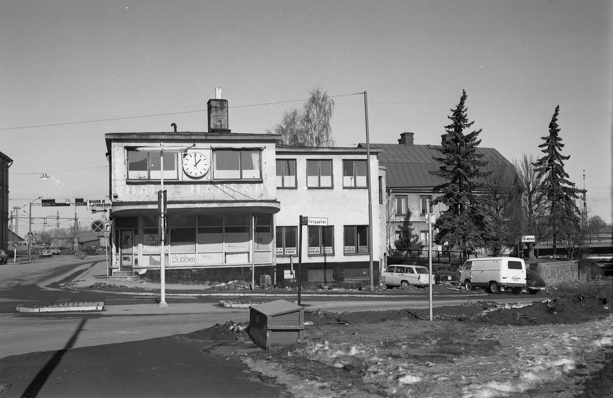 Malte Månsons arkitektritade industrilokal invid Hamngatan i Linköping uppfördes år 1930 men var redan sorgligt förfallen när bilden togs i slutet av 1960-talet. Till höger skymtar det betydligt äldre boningshuset till Stångs kvarn. Båda byggnaderna revs i början av 1970-talet.