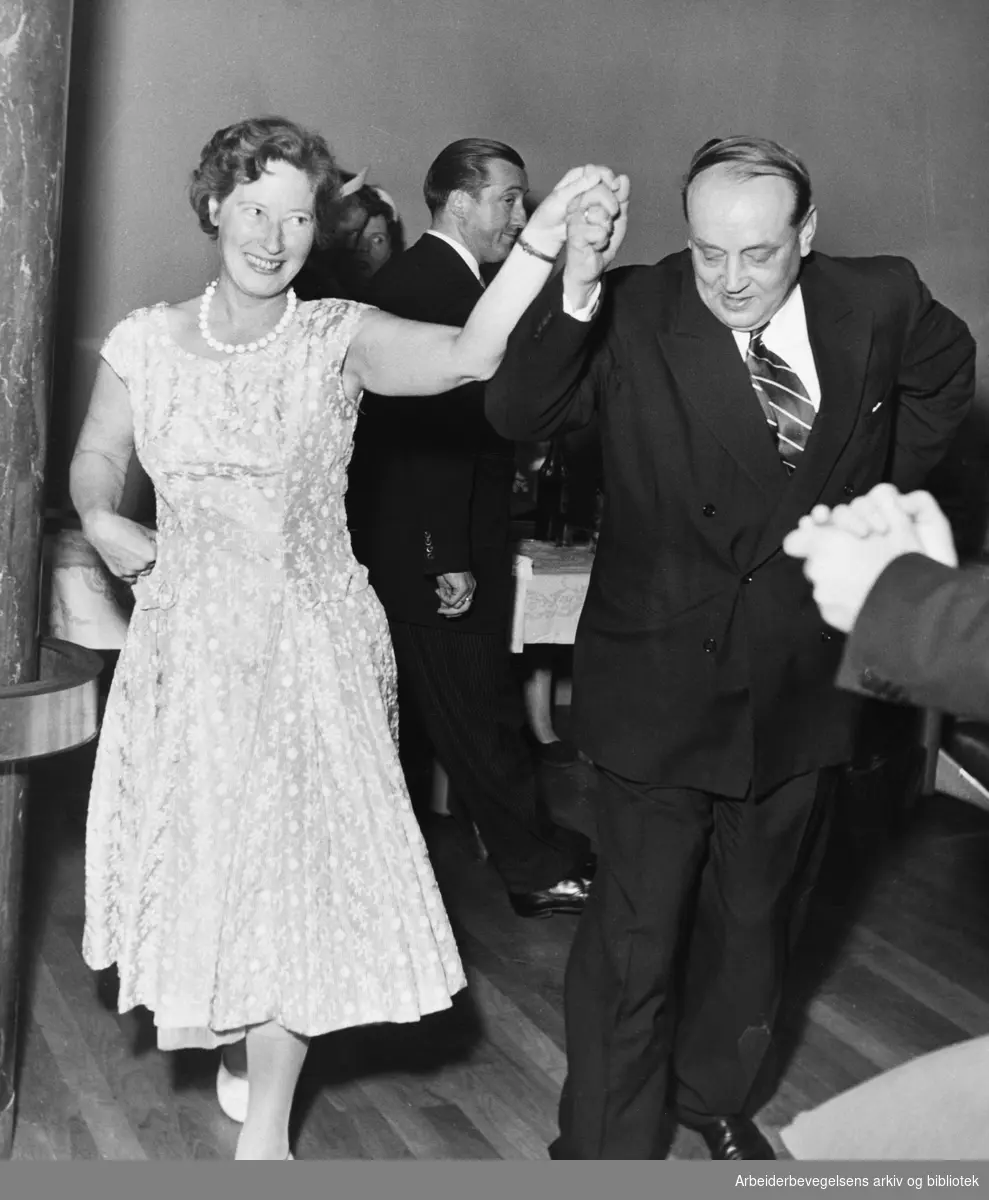 Werna Gerhardsen og handelsminister Arne Skaug på dansegulvet under en fest på slutten av 1950-tallet. Udatert
