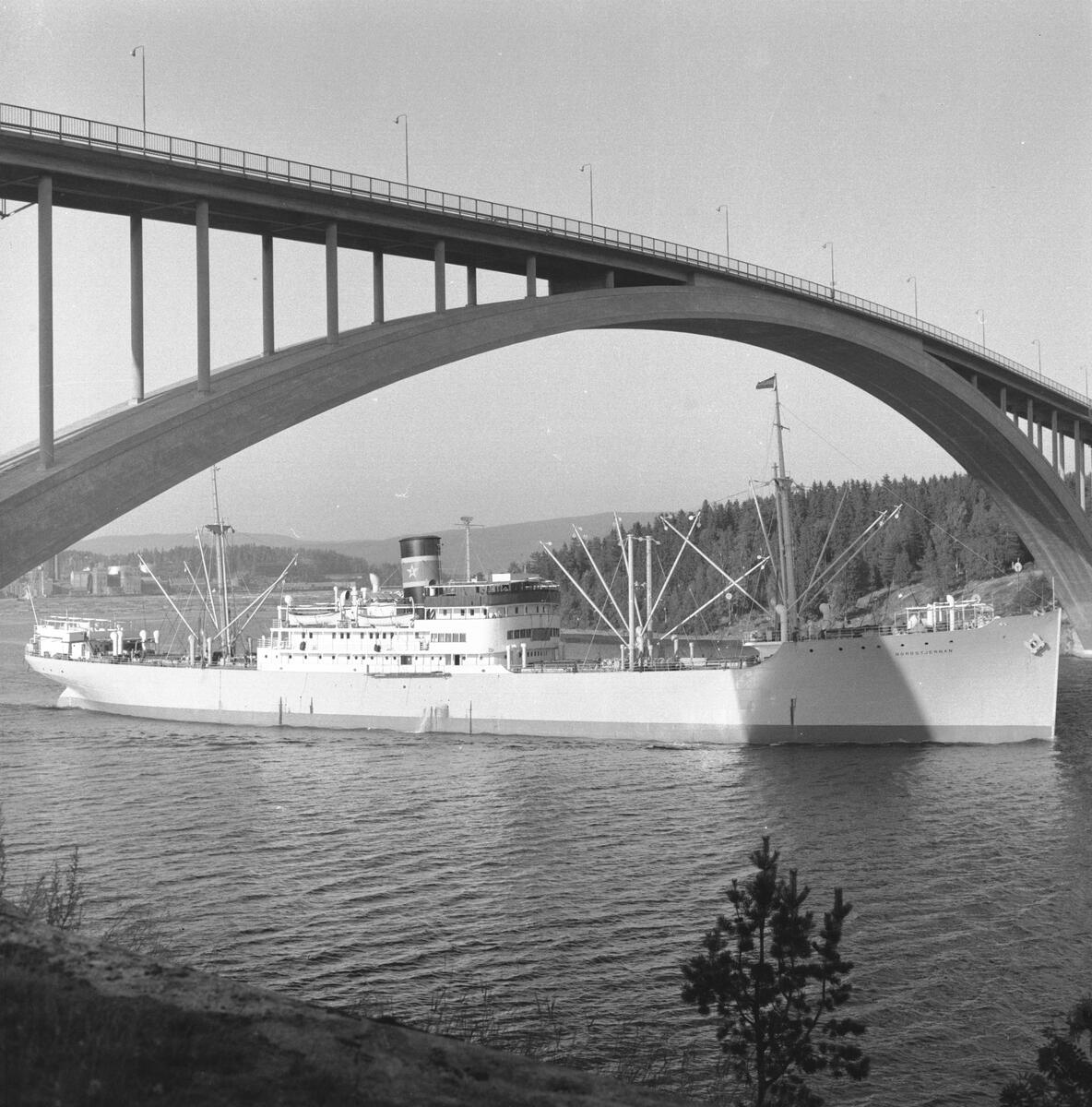 Fartyget Nordstjernan vid Sandöbron

