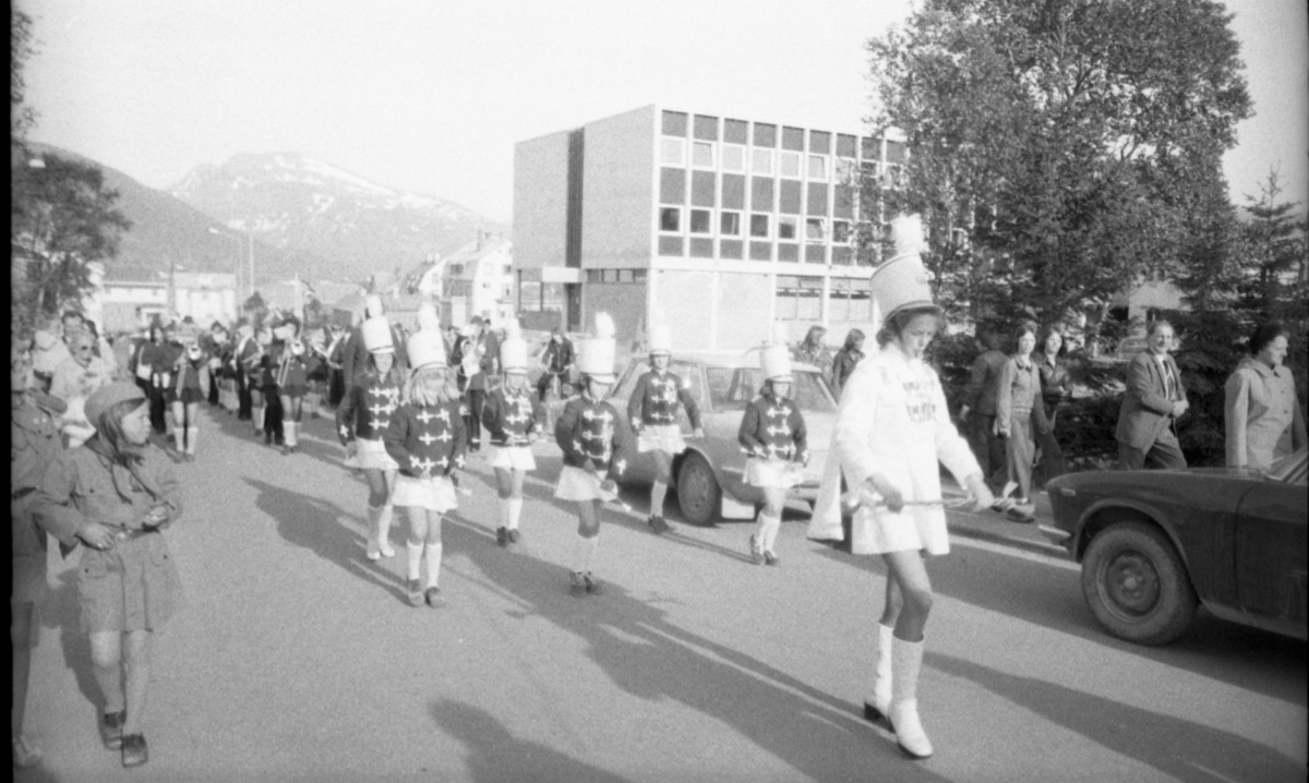 Sør-Troms og Vesterålens 19. skolemusikkstevne på Sortland 12. og 13 juni. 1976. Skolegata - hotellet til høyre.