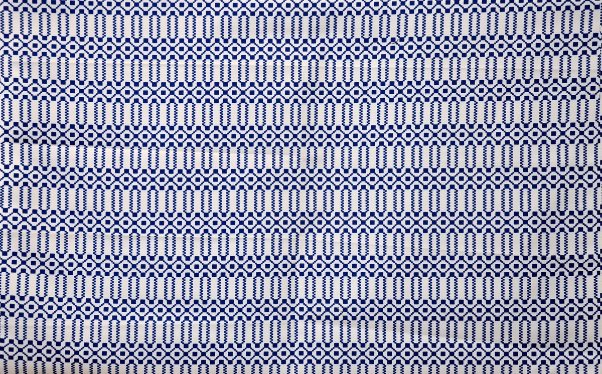 Bomullstyg, 1950-talet.
Vindtyg på 90 cm bredd.
Drällmotiv i blått på vit botten.
Rapport 7 x 2,7 cm
Antal tryckfärger 1
Tvinnad varp och väft.