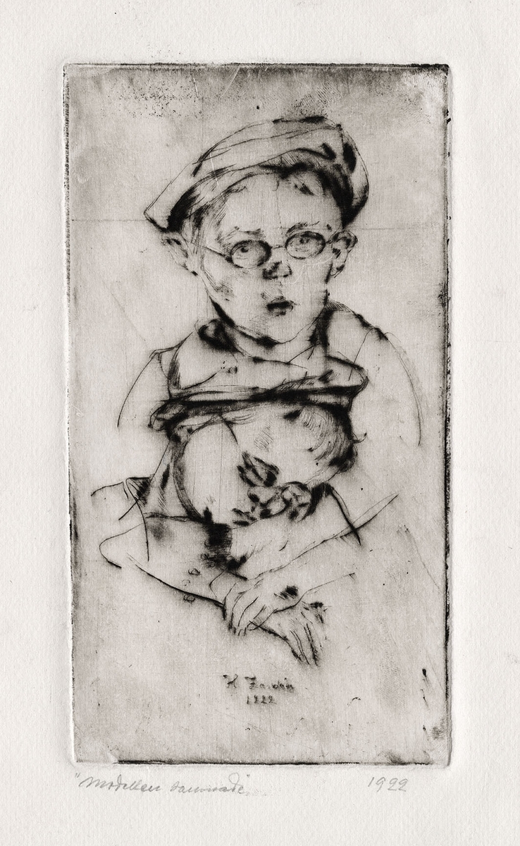 Dubbelporträtt av en glasögonförsedd pojke med baskerliknande huvudbonad. Bilderna går i varandra, överst det vakna och under det sovande barnet. Längst ner ett par korslagda händer.