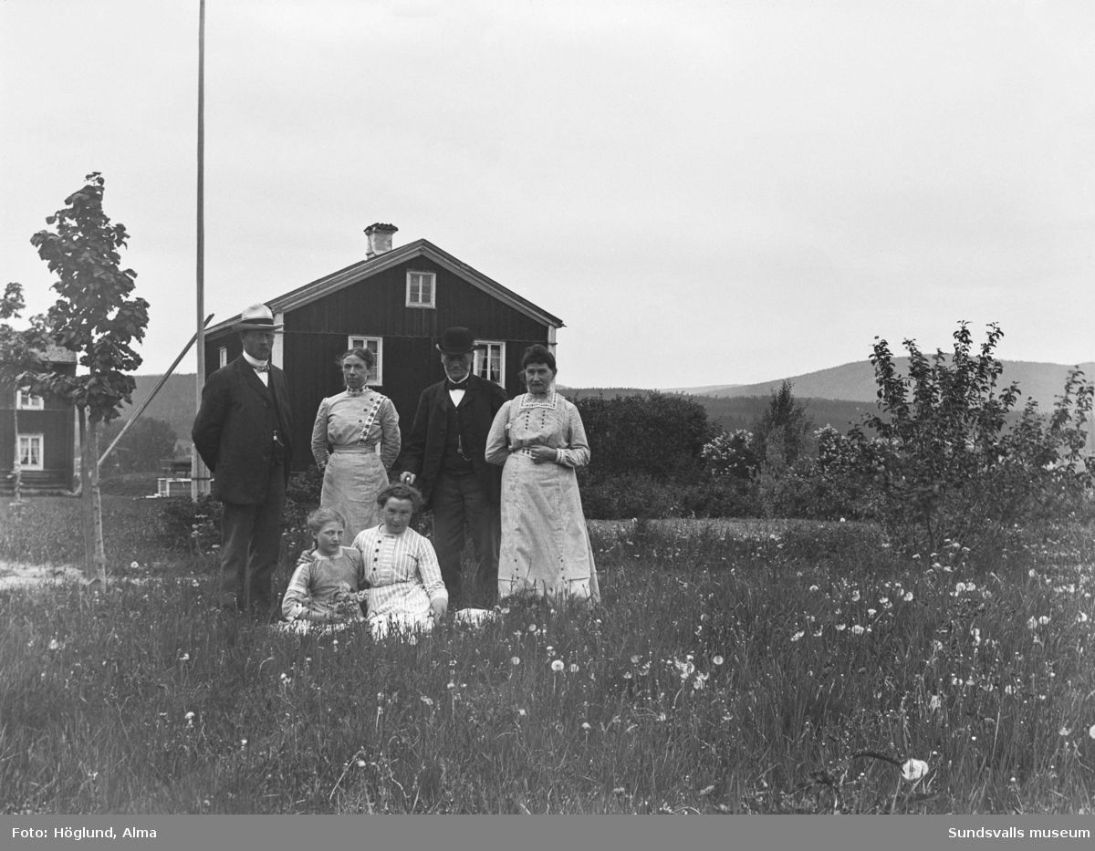 Två bilder från en gammal gård i Öckne, Stöde. På gårdstunet står två män, tre kvinnor och en flicka samt en häst. Bild nummer två är ett grupporträtt på gårdsfolket, från samma tillfälle.