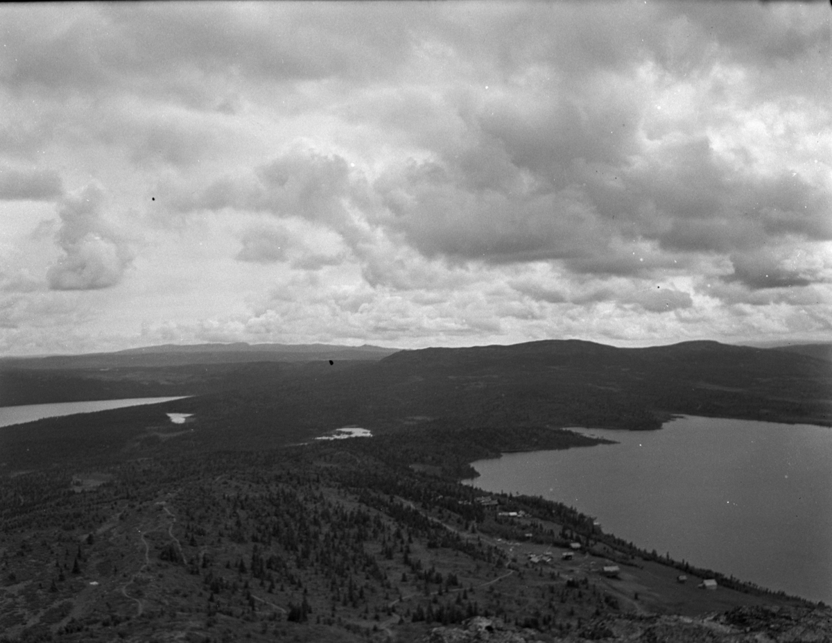 Nord-Fron, fjellområde, fra venstre, Gålåvatnet og Feforvatnet. Fefor høyfjellshotell  og Bøsætra ned mot høyre.