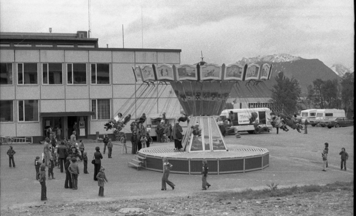 Sortlandsmessa, juni 1977. Karusell på plassen ovenfor Sortland videregående skole.