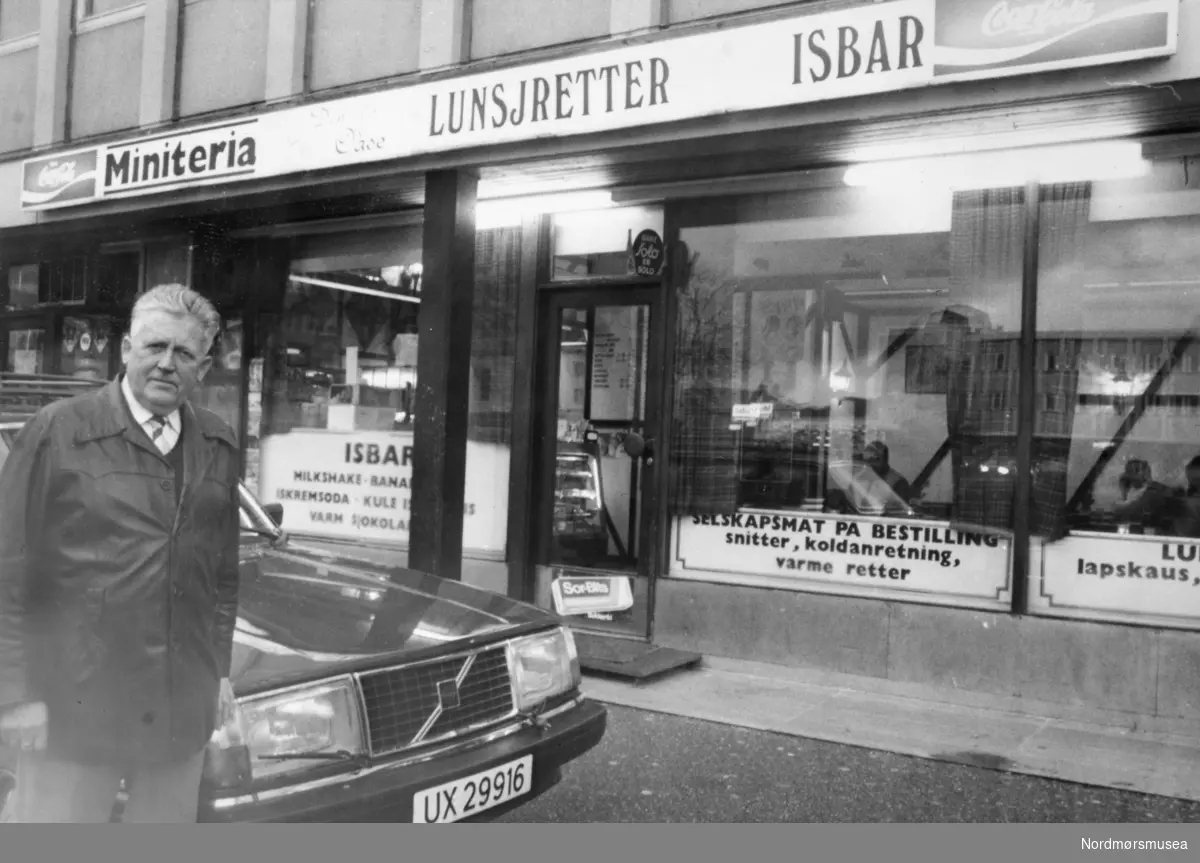 Leif Westerheim foran Den Lille Oase. Bildet er fra avisa Tidens Krav sitt arkiv i tidsrommet 1970-1994. Nå i Nordmøre museums fotosamling.