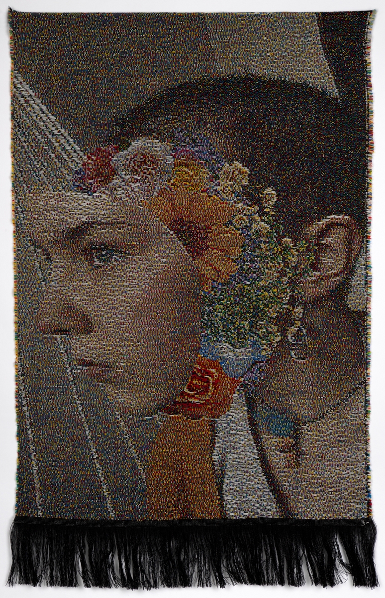 Portrett av en ung jente ( i følge kunstner er det et selvportrett). Dekonstruert hode hvor ansiktet er løsrevet fra hodet som om ansiktet er en maske. Mellom ansiktet og hodet velter det ut polykrome blomster.