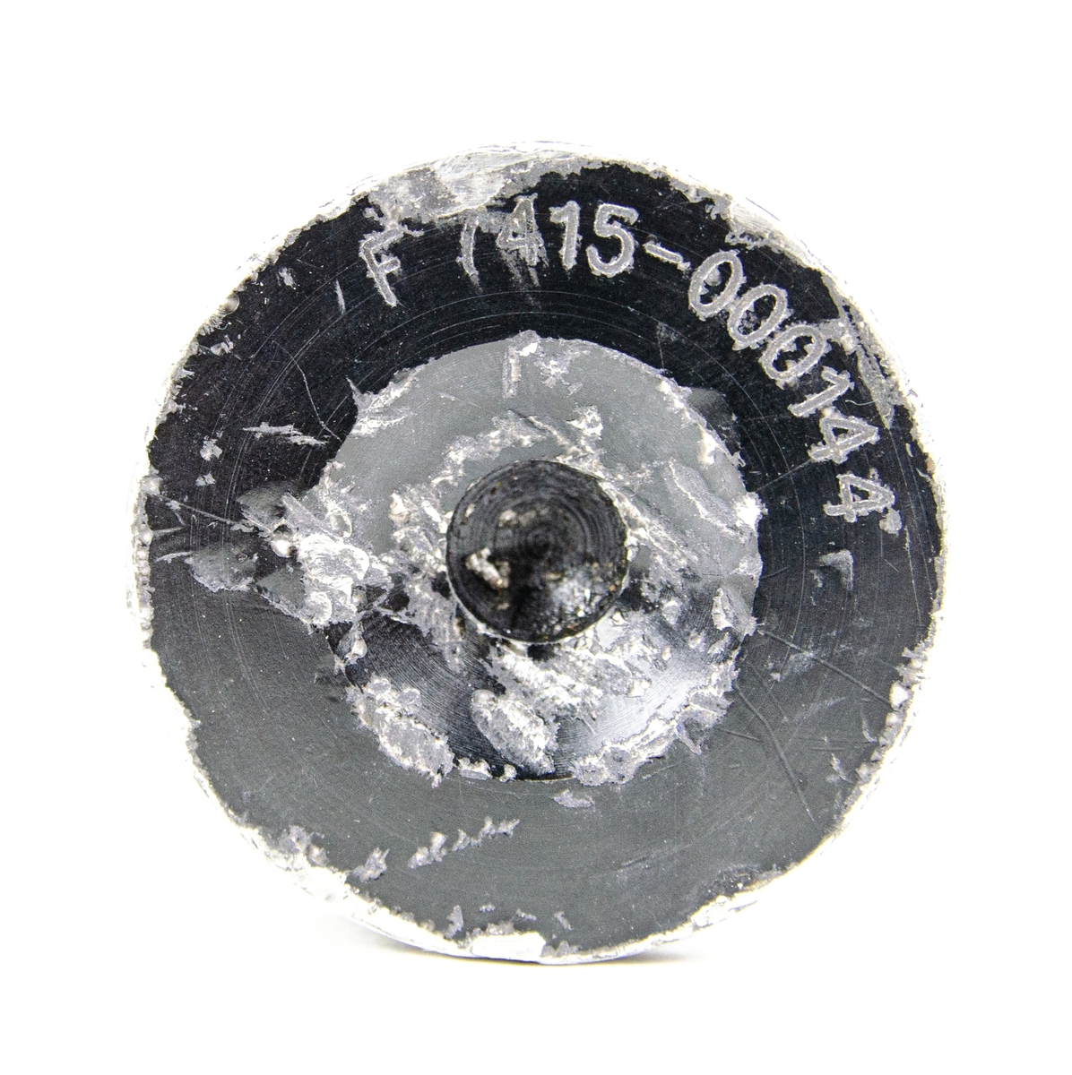 Patron m/75 Blind, 30 mm. Patronen är svartfärgad med en blå markering längs mitten av föremålet.