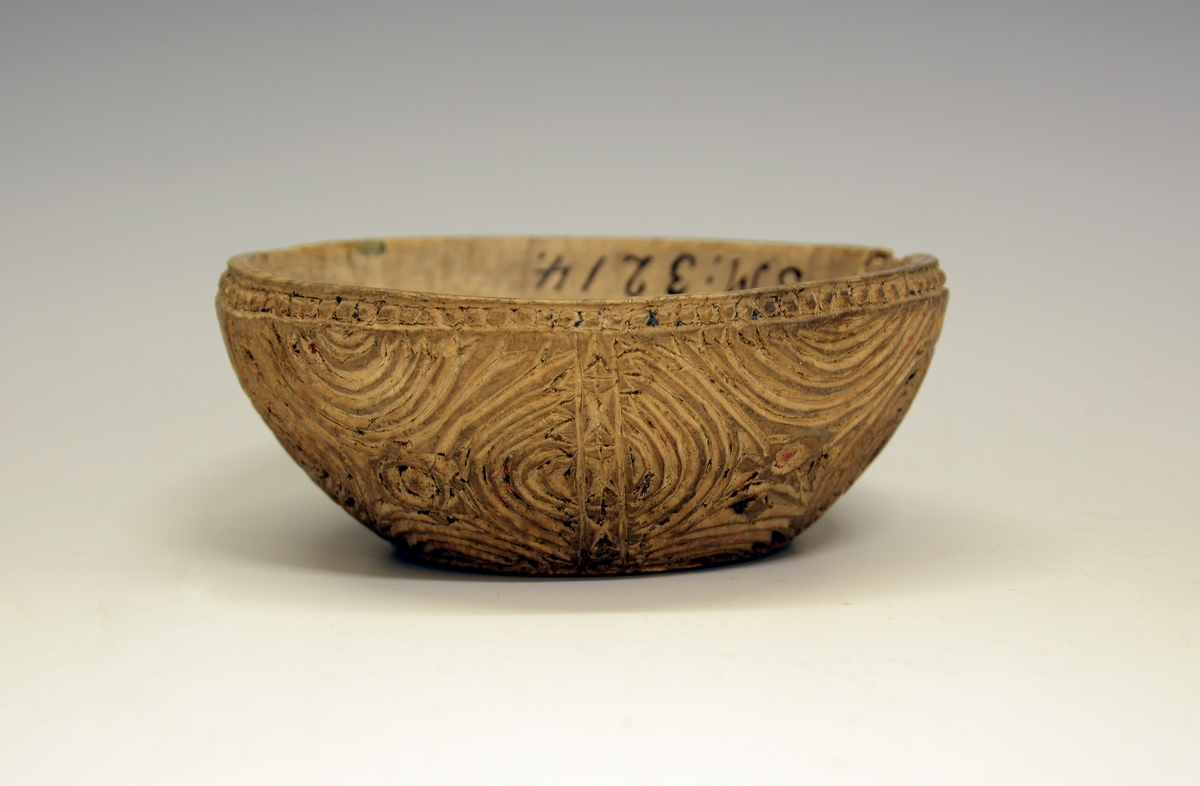 Ølbolle. Fra protokollen: Liten ølskaal (eiskilsbolle). Umalt. Under bunden skaaret: KOSV 1807. Kerbsnitlign. utskj. med kniv, mønsteret i form næsten som trojaborge.