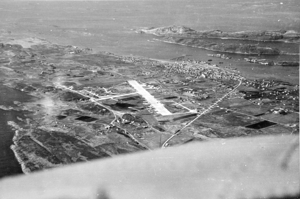 Luftfoto av Bodø flyplass 13. mai 1945.