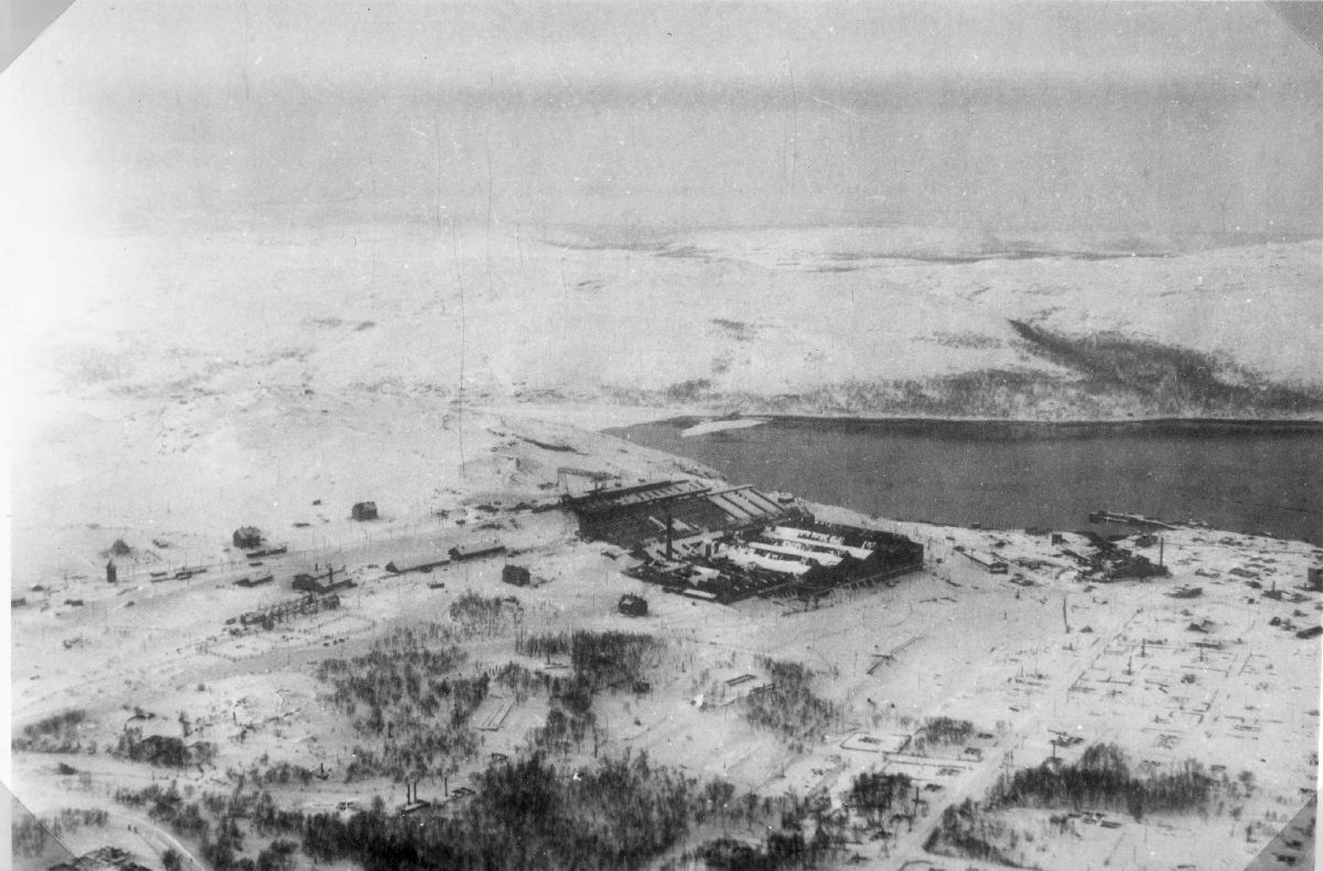 Kirkenes i ruiner etterjulsvinteren 1945. Sentralt i bildet ligger A/S  Sydvaranger gruver.