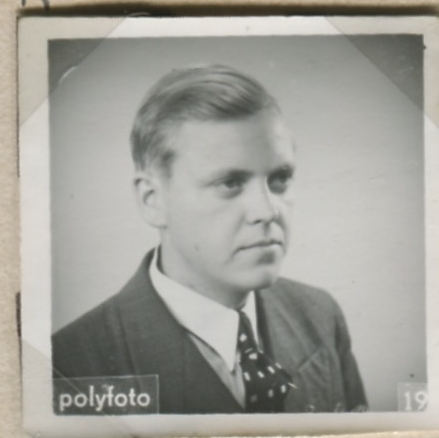 Ateljéporträtt av Rune Karlsson (1925-2016) okänt årtal. Son till Karl och Emma Karlsson, Kålleredgården 1:6 på Hedbäcksvägen 27.