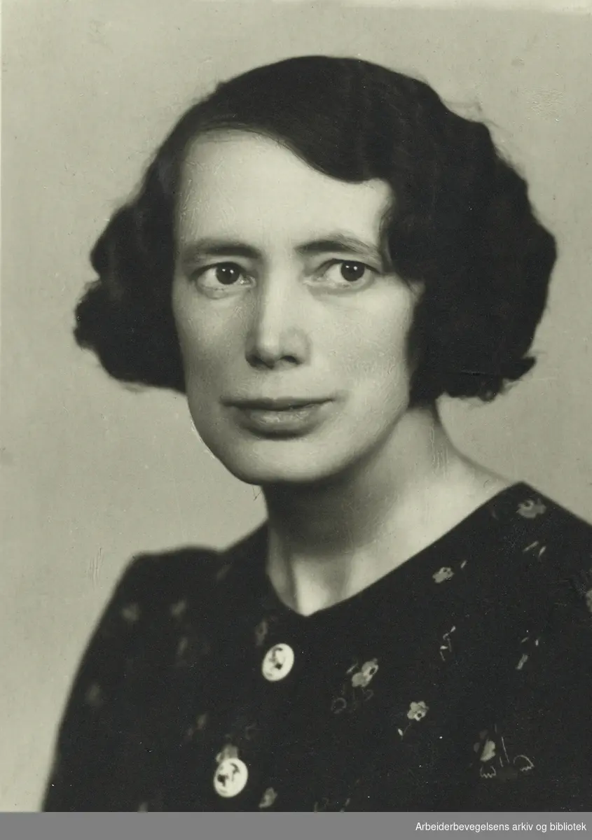 Kari Ørbech (1902 - 1997). Ungdomsbokforfatter. Udatert