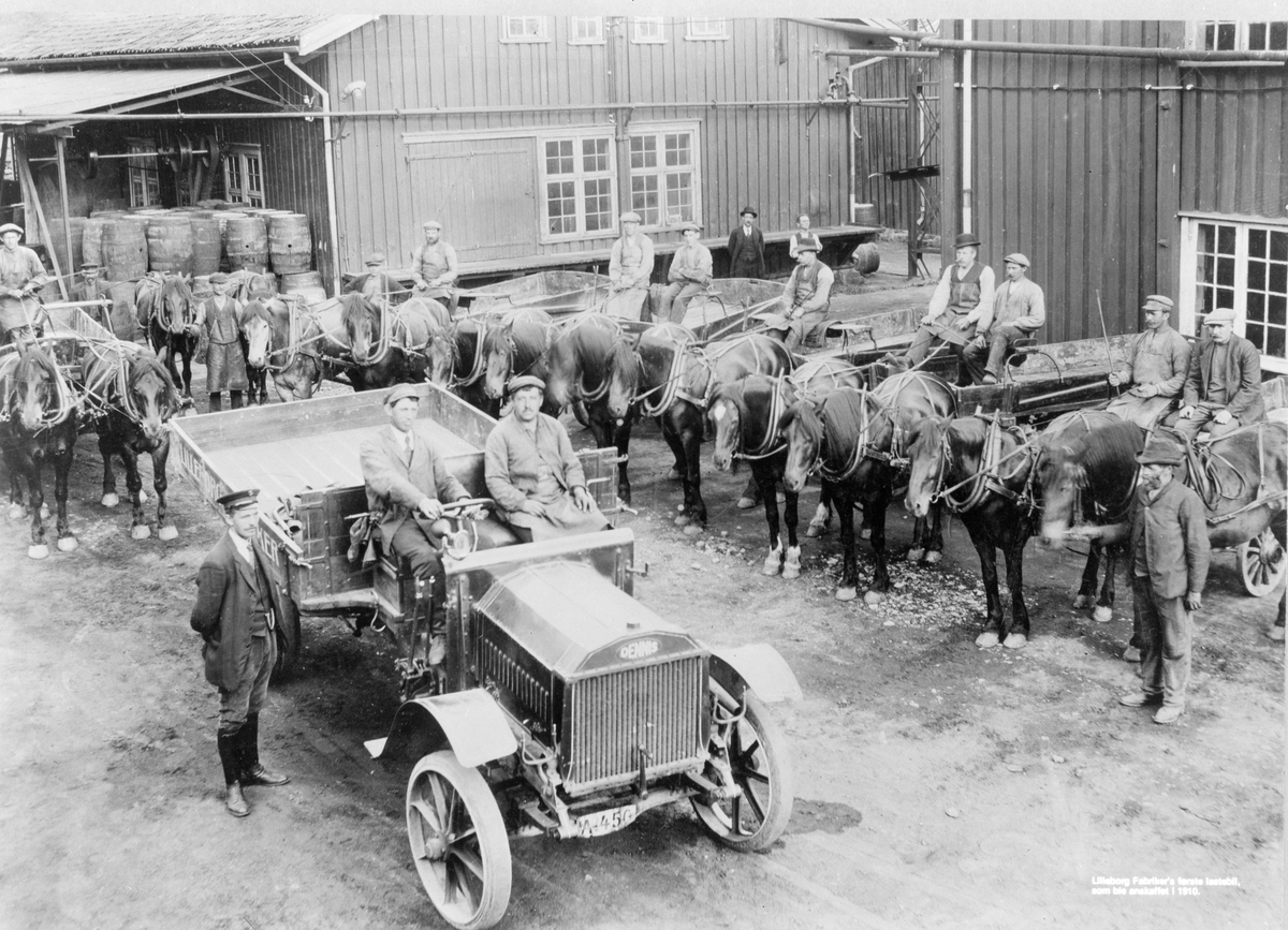 Reprofotografier av fotografier av Lilleborg fabrikker. Påskrift: "Lilleborg fabriker's første lastebil, som ble anskafet i 1910."
